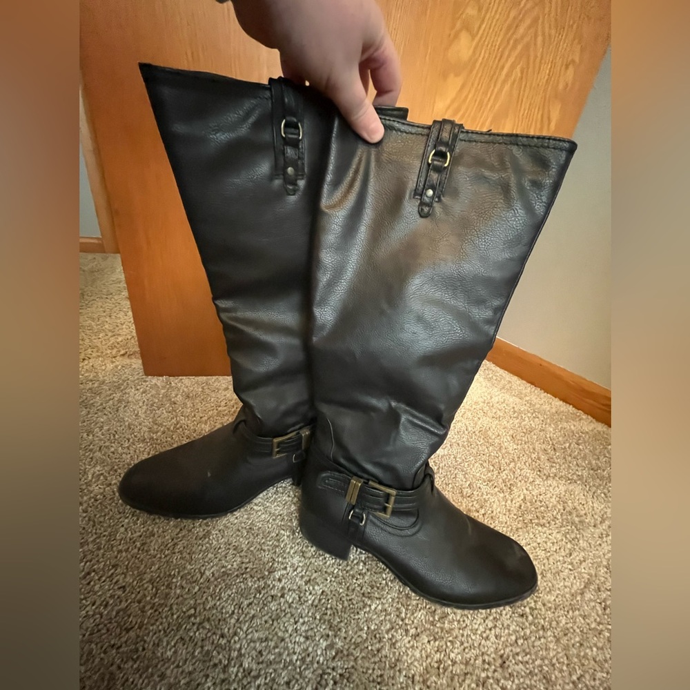 Black, tall boots, like new, hardly worn. Comfortable.